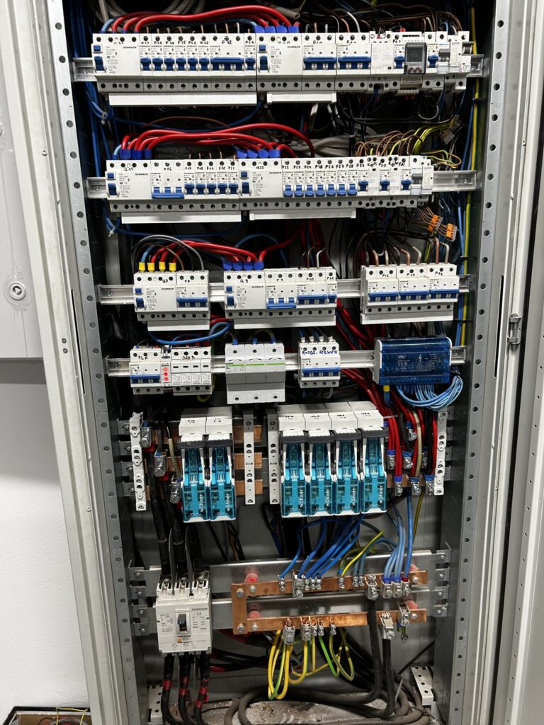 Rozdzielnica-przemyslowa-scaled